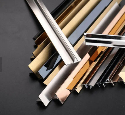 La guarnición de acero inoxidable puede ser un elemento decorativo independiente como madera, vidrio o piedra