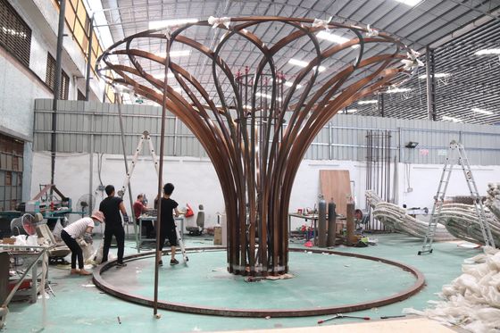Những bức tượng bằng thép không gỉ dài 20 feet, được làm bằng kim loại tùy chỉnh