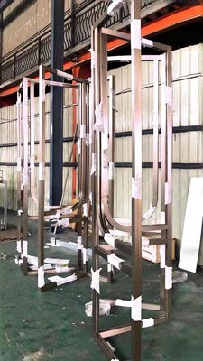 Hình khung kim loại bao quanh bằng kính, khung kính làm bằng thép không gỉ
