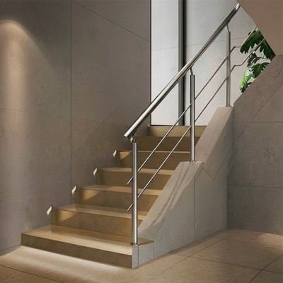 Các tay cầm thép không gỉ tiết kiệm không gian cho cầu thang hẹp